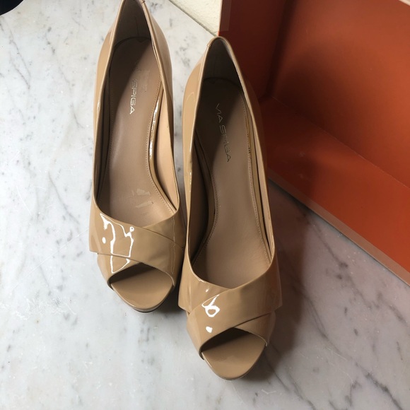 Via Spiga Nude Criss Cross Peep Toe Pump 3” Heels patent leather Size 10 1/2 M - Picture 3 of 9
